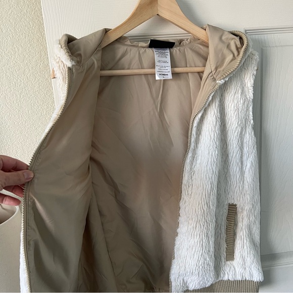 Patagonia Conejo Vest Hooded Full Zip Faux Fur Fuzzy 25915 Size Large Cream Tan - Picture 11 of 13